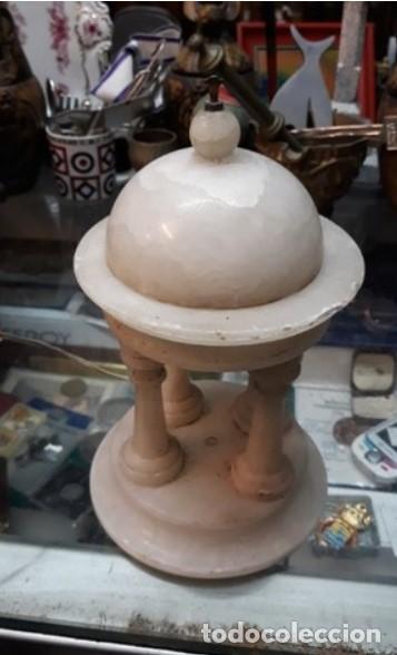 Antig&uuml;edades: LAMPARA ..CAPILLA MARMOL blanco con 4 COLUMNAS.. - Foto 1