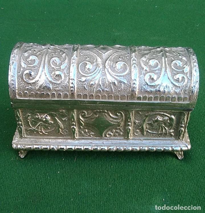 Antig&uuml;edades: JOYERO ANTIGUO DE LATON PLATEADO MUY BONITO MEDIDAS: 7 X 13 X 6
