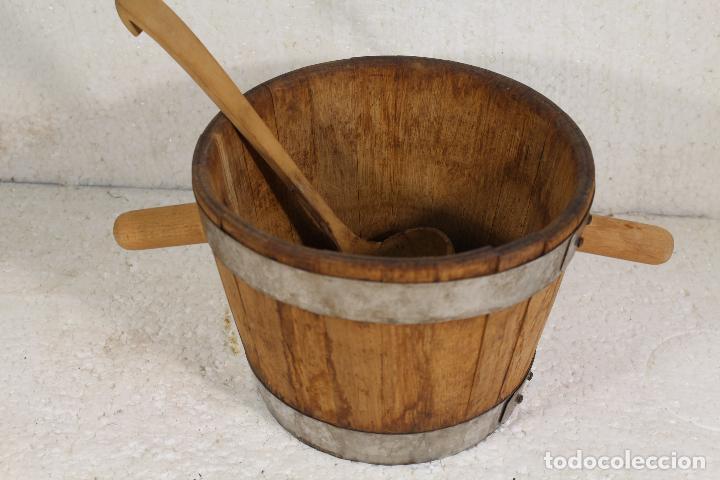 Antig&uuml;edades: Cubo 4 L y cazo madera - Foto 3