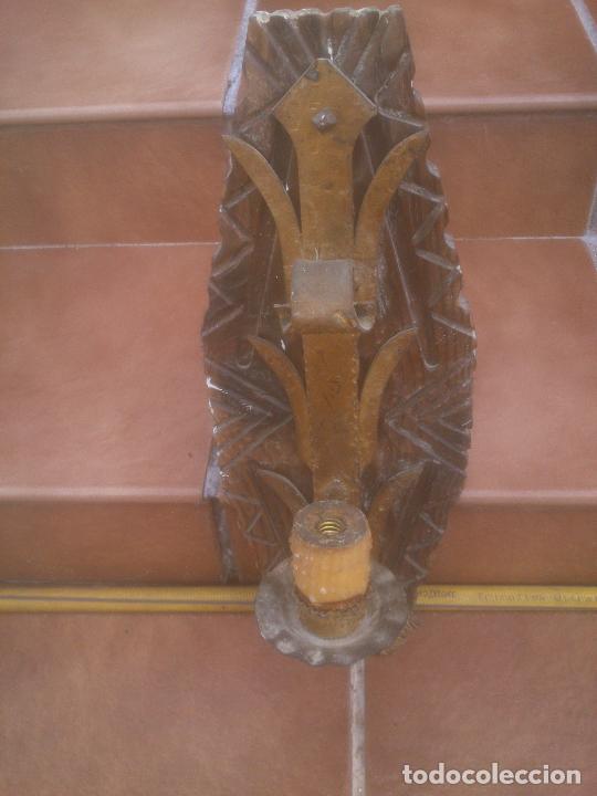 Antig&uuml;edades: PRECIOSO Y RUSTICO APLIQUE EN MADERA Y FORJA LUZ. - Foto 3