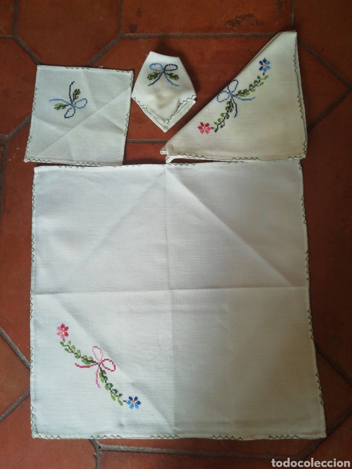Antig&uuml;edades: Servilletas de hilo bordadas - Foto 1