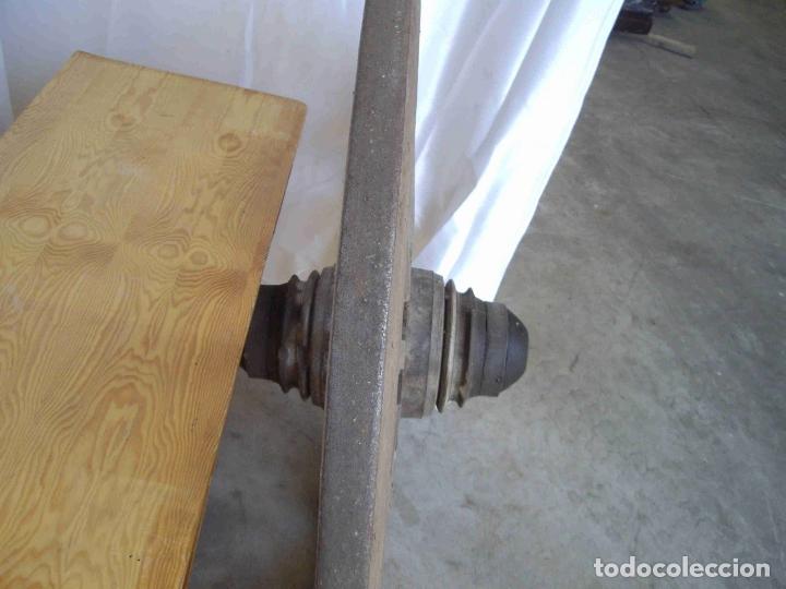 Antig&uuml;edades: RUEDA CARRO RADIOS MADERA - Foto 2