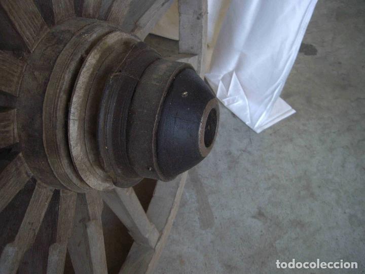 Antig&uuml;edades: RUEDA CARRO RADIOS MADERA - Foto 3