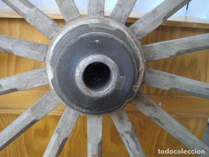 Antig&uuml;edades: RUEDA CARRO RADIOS MADERA - Foto 4