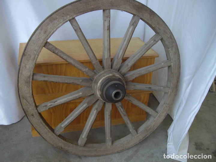 Antig&uuml;edades: RUEDA CARRO RADIOS MADERA - Foto 1
