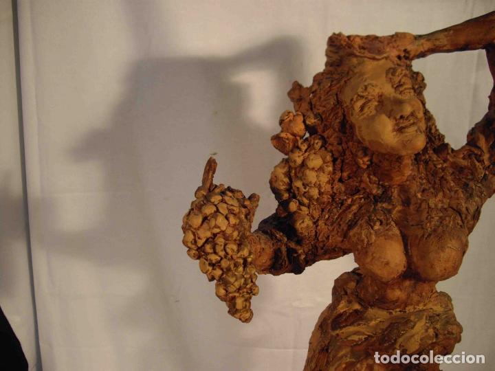 Antig&uuml;edades: FIGURA TERRACOTA MUJER CON RACIMO - Foto 3