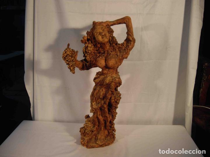 Antig&uuml;edades: FIGURA TERRACOTA MUJER CON RACIMO - Foto 1