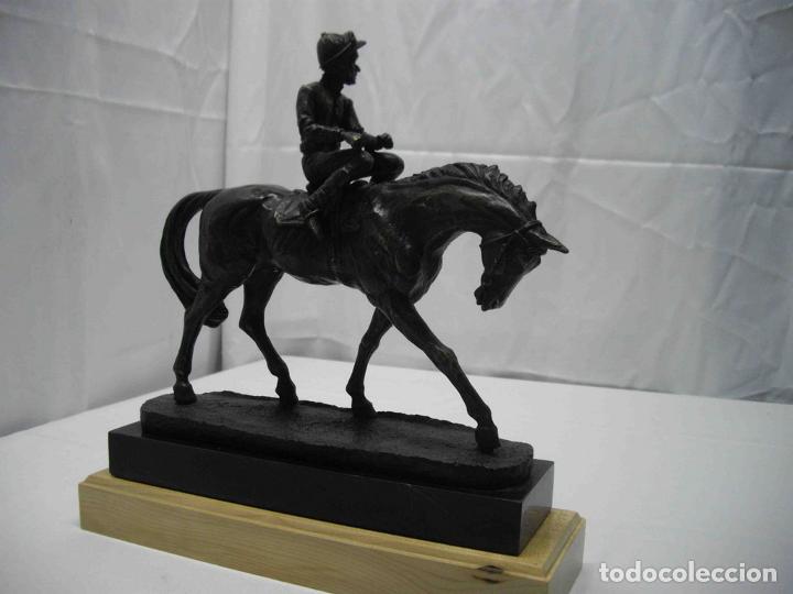 Antig&uuml;edades: FIGURA BRONCE JOKEY - Foto 1