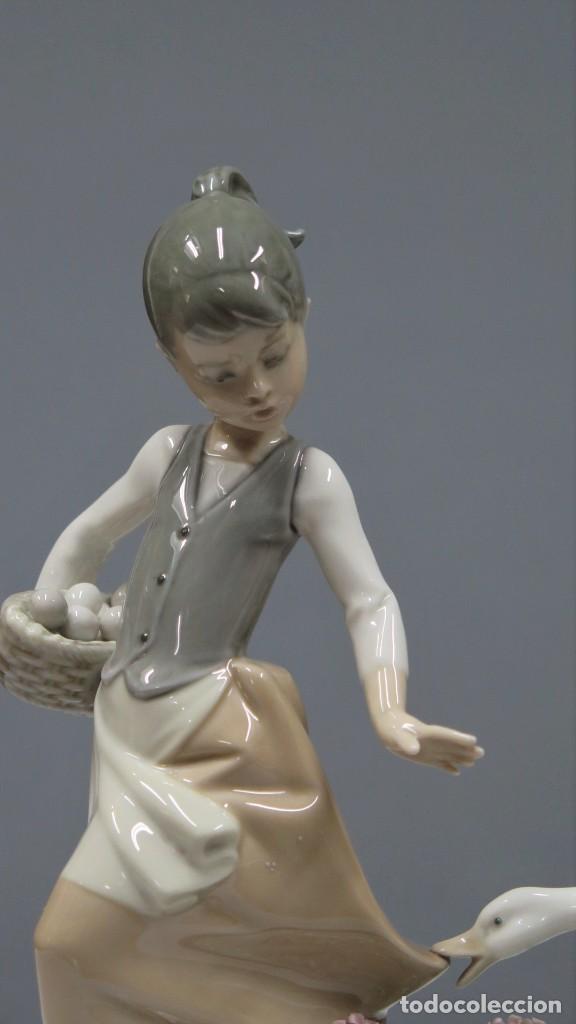 Antig&uuml;edades: FIGURA DE MUCHACHA CON PATO. LLADRO - Foto 2