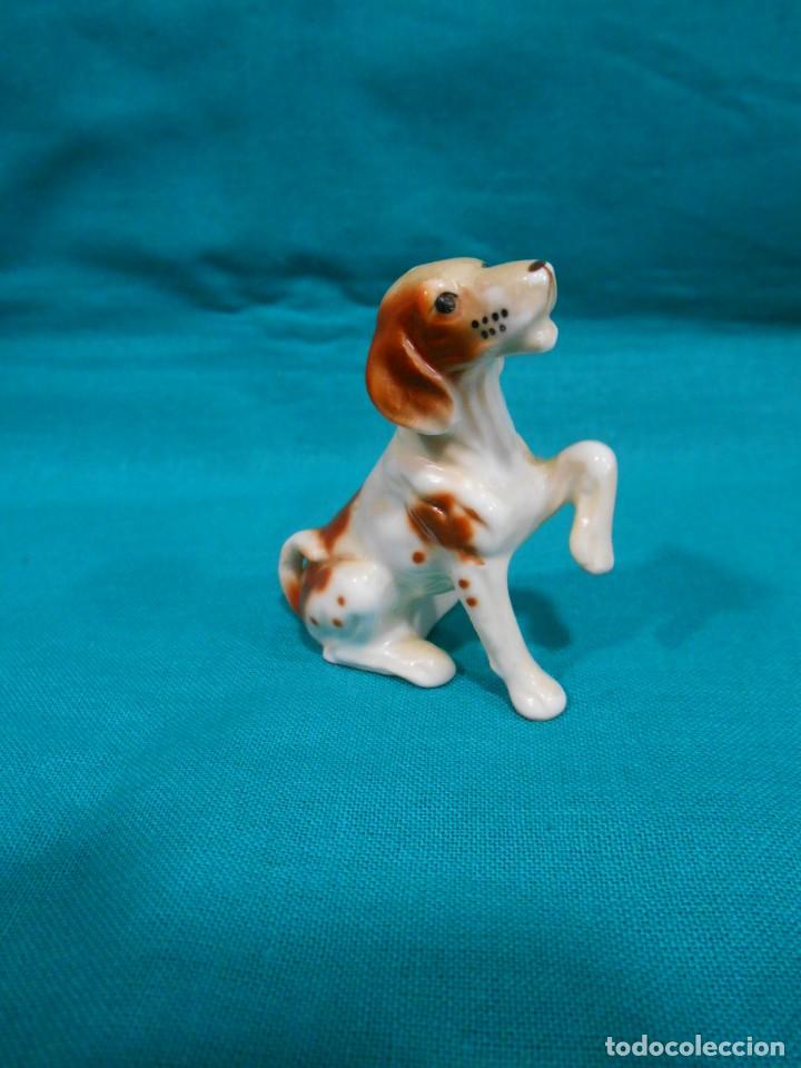 Antig&uuml;edades: BONITO PERRO DE CAZA DE PORCELANA