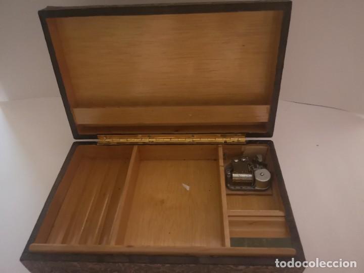 Antig&uuml;edades: Caja de cuero repujado - Foto 2
