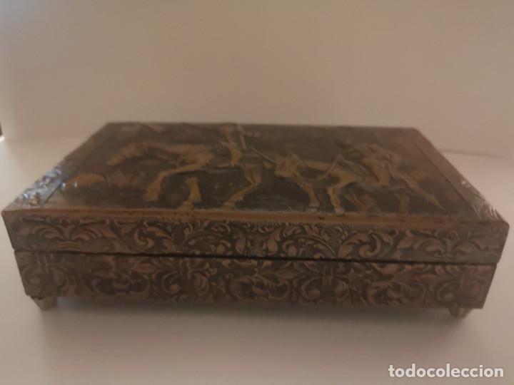 Antig&uuml;edades: Caja de cuero repujado - Foto 3