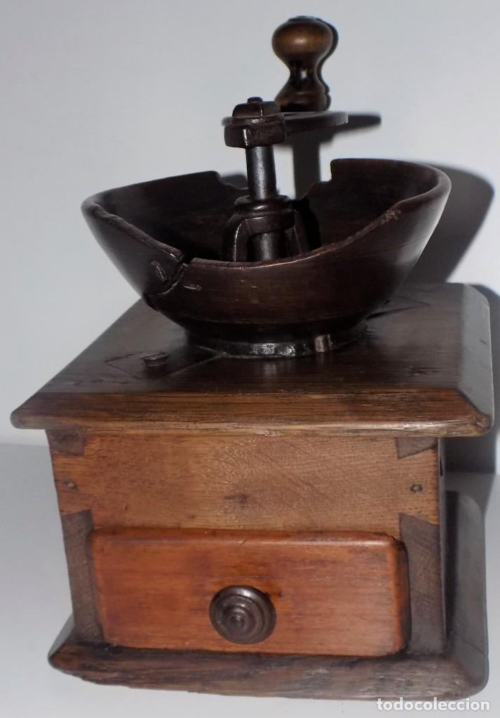 Antig&uuml;edades: SINGULAR MOLINILLO DE CAF&Eacute; EN MADERA DE ROBLE, TOLVA DE MADERA. FRANCIA. CA. 1850/1900.