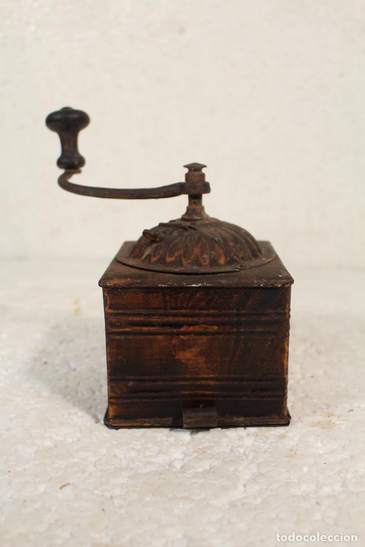 Antiquit&eacute;s: antiguo molinillo de cafe de metal