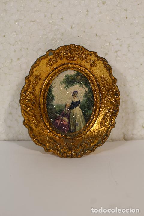 Antiques: cuadro peque&ntilde;o de lamina y resina dorada