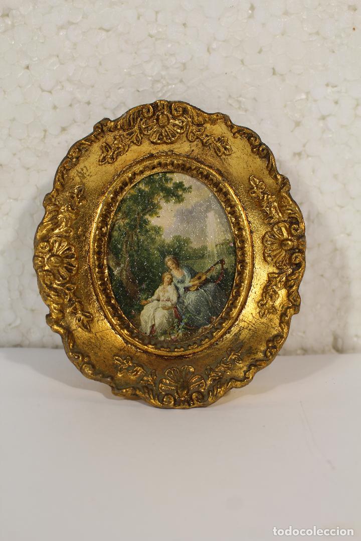 Antiques: cuadro peque&ntilde;o de lamina y resina dorada