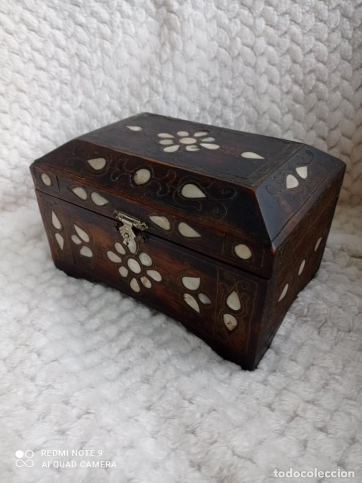 Antigüedades: Preciosa caja joyero cofre . Madera con incrustaciones de nacar y filigrana18 x 12 x 9 - Foto 1 - 239759590