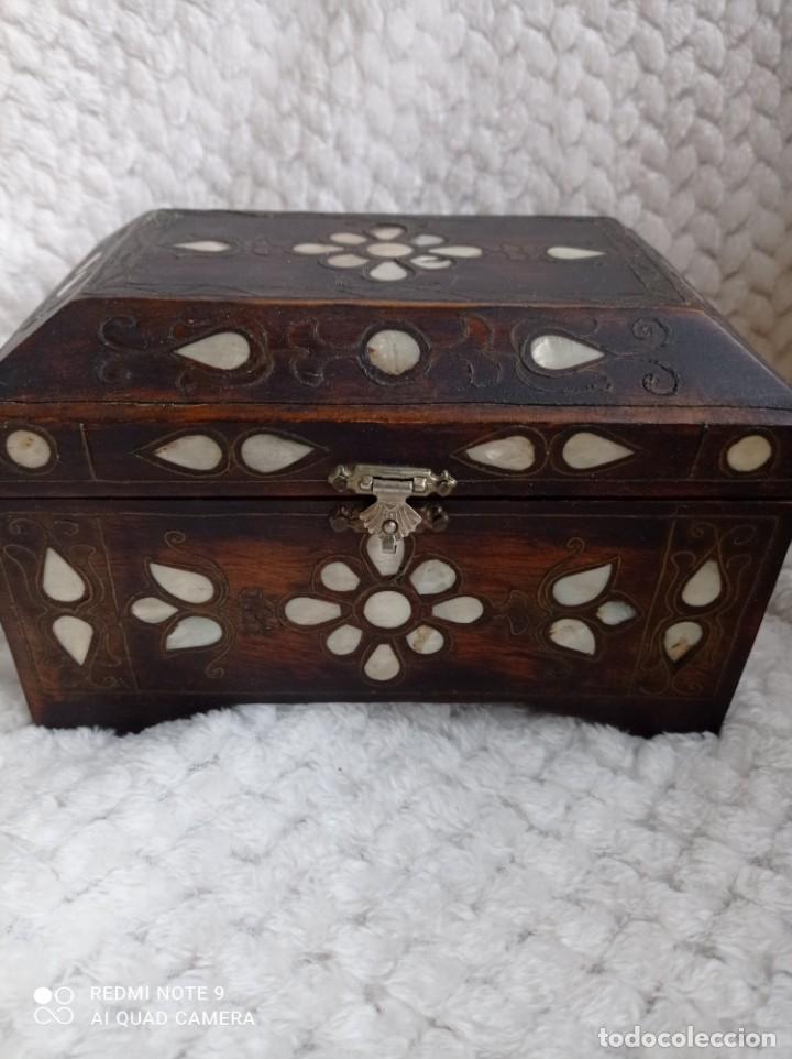 Antigüedades: Preciosa caja joyero cofre . Madera con incrustaciones de nacar y filigrana18 x 12 x 9 - Foto 2 - 239759590