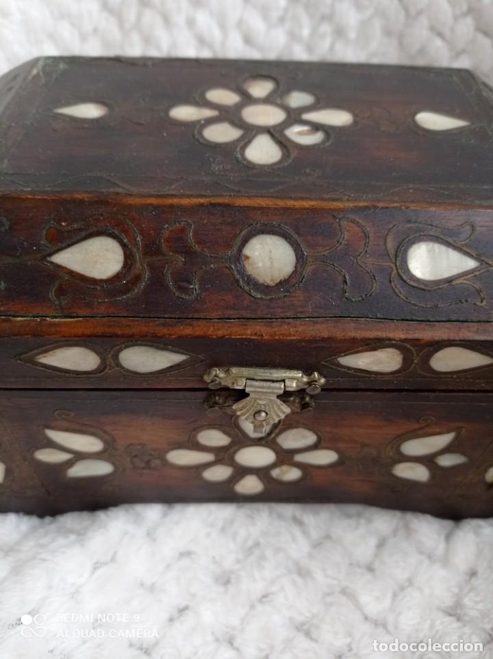 Antigüedades: Preciosa caja joyero cofre . Madera con incrustaciones de nacar y filigrana18 x 12 x 9 - Foto 3 - 239759590
