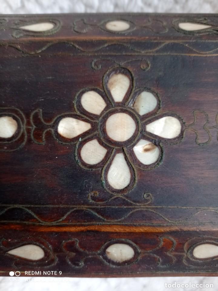 Antigüedades: Preciosa caja joyero cofre . Madera con incrustaciones de nacar y filigrana18 x 12 x 9 - Foto 4 - 239759590