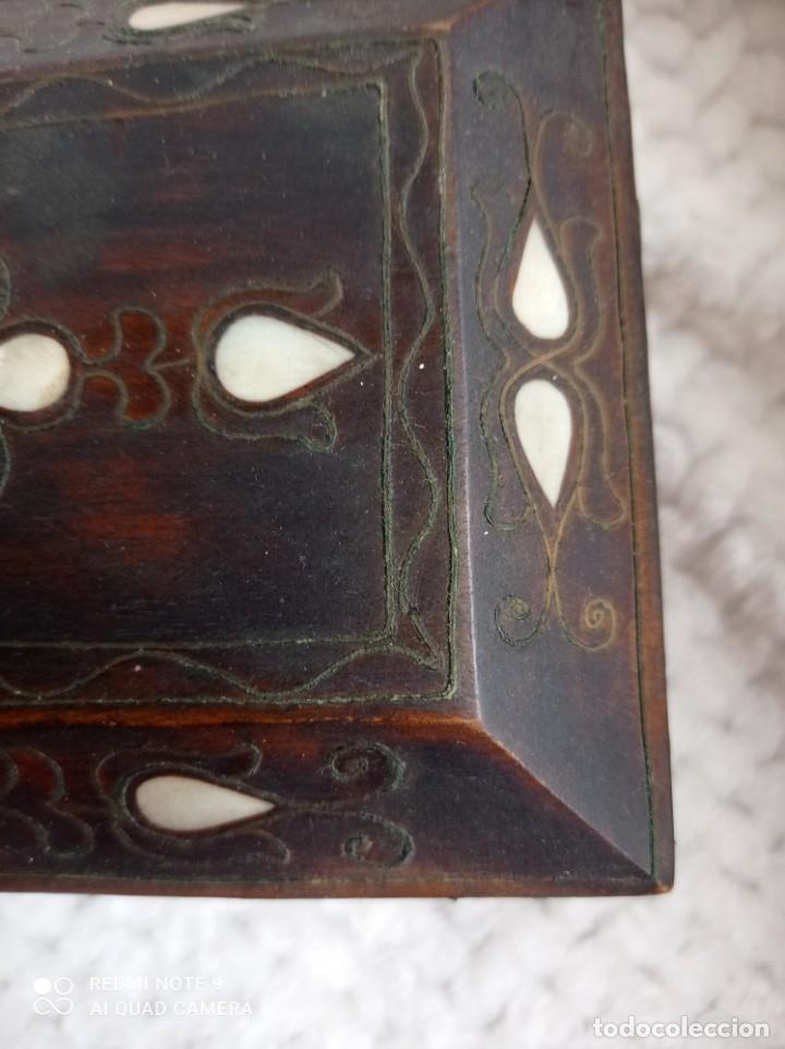 Antigüedades: Preciosa caja joyero cofre . Madera con incrustaciones de nacar y filigrana18 x 12 x 9 - Foto 5 - 239759590