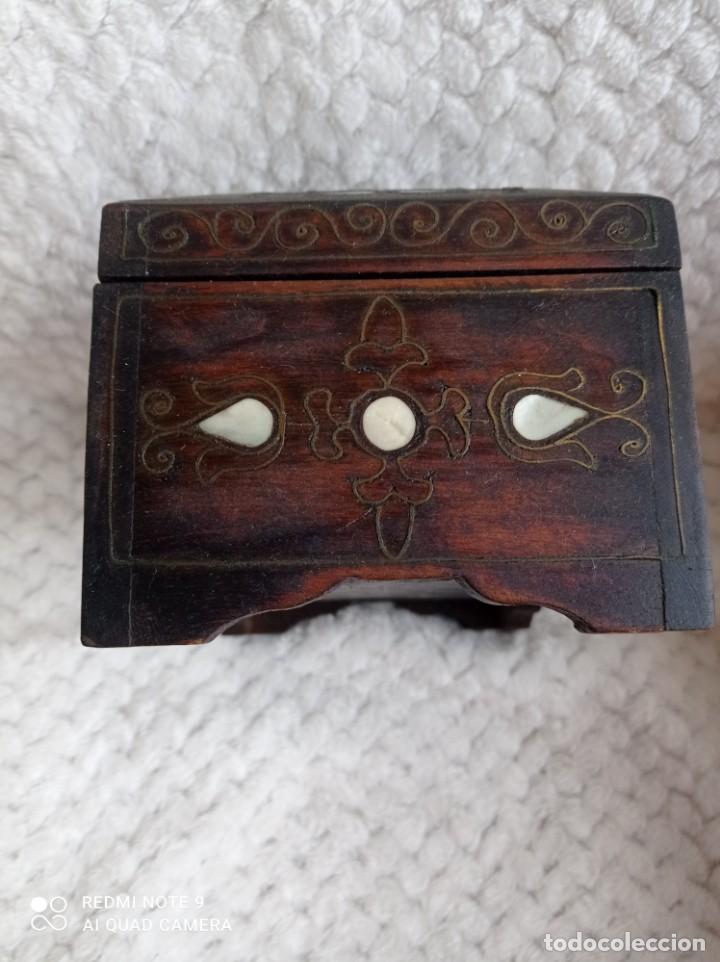 Antigüedades: Preciosa caja joyero cofre . Madera con incrustaciones de nacar y filigrana18 x 12 x 9 - Foto 7 - 239759590