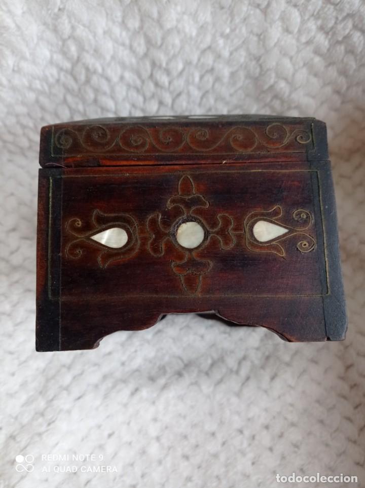 Antigüedades: Preciosa caja joyero cofre . Madera con incrustaciones de nacar y filigrana18 x 12 x 9 - Foto 8 - 239759590