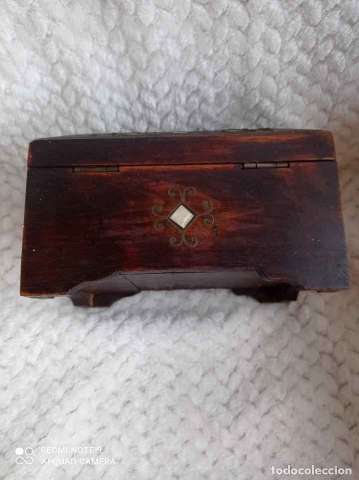 Antigüedades: Preciosa caja joyero cofre . Madera con incrustaciones de nacar y filigrana18 x 12 x 9 - Foto 9 - 239759590