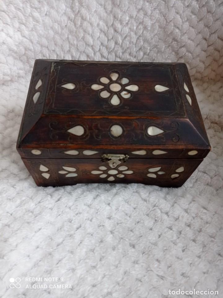 Antigüedades: Preciosa caja joyero cofre . Madera con incrustaciones de nacar y filigrana18 x 12 x 9 - Foto 10 - 239759590