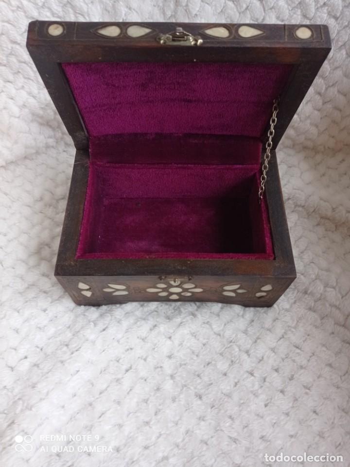 Antigüedades: Preciosa caja joyero cofre . Madera con incrustaciones de nacar y filigrana18 x 12 x 9 - Foto 11 - 239759590