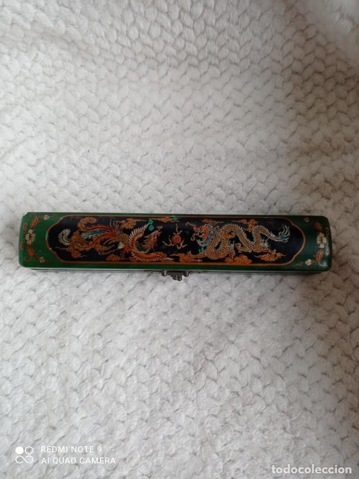Antigüedades: Caja china. Decoración dragones. 28 x 5 x 5. Lacada verde. Original cierre. Forrada - Foto 3 - 239760660