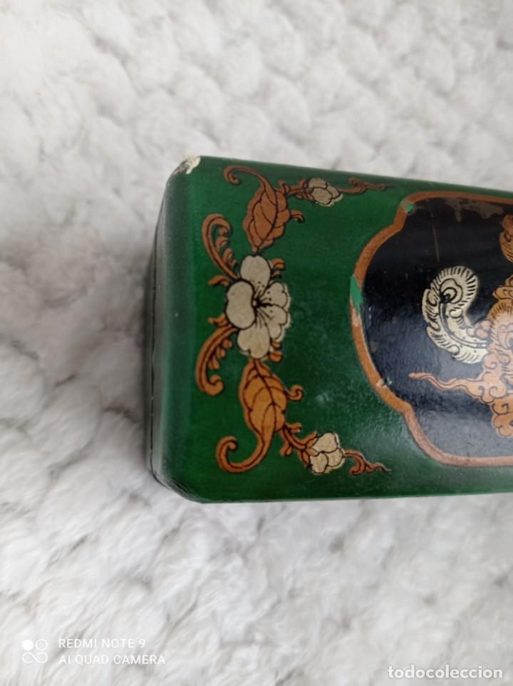 Antigüedades: Caja china. Decoración dragones. 28 x 5 x 5. Lacada verde. Original cierre. Forrada - Foto 4 - 239760660