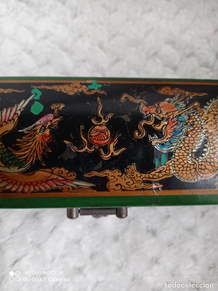 Antigüedades: Caja china. Decoración dragones. 28 x 5 x 5. Lacada verde. Original cierre. Forrada - Foto 6 - 239760660