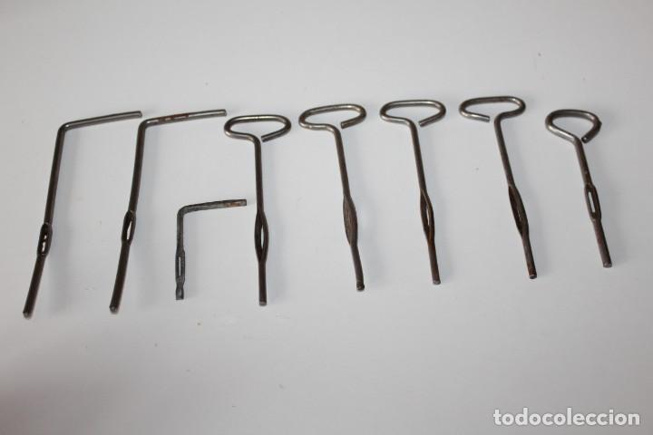 Antig&uuml;edades: LOTE DE 8 ABRELATAS ANTIGUOS - Foto 1