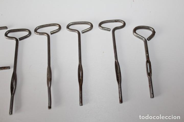 Antig&uuml;edades: LOTE DE 8 ABRELATAS ANTIGUOS - Foto 2