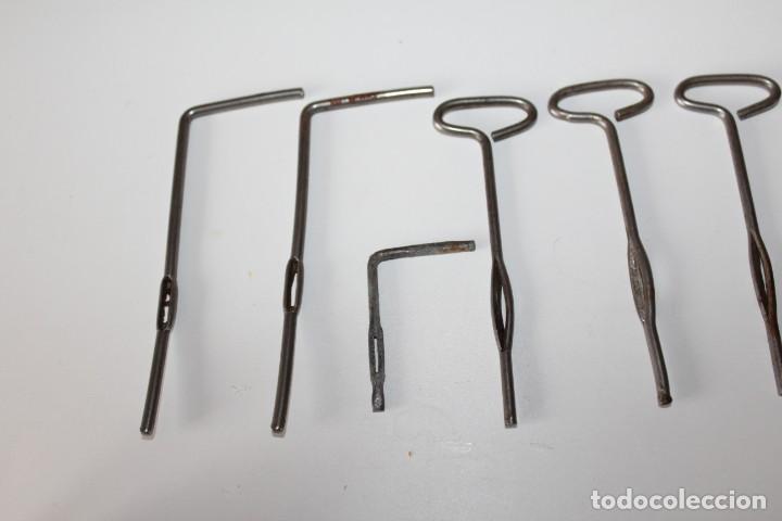 Antig&uuml;edades: LOTE DE 8 ABRELATAS ANTIGUOS - Foto 3