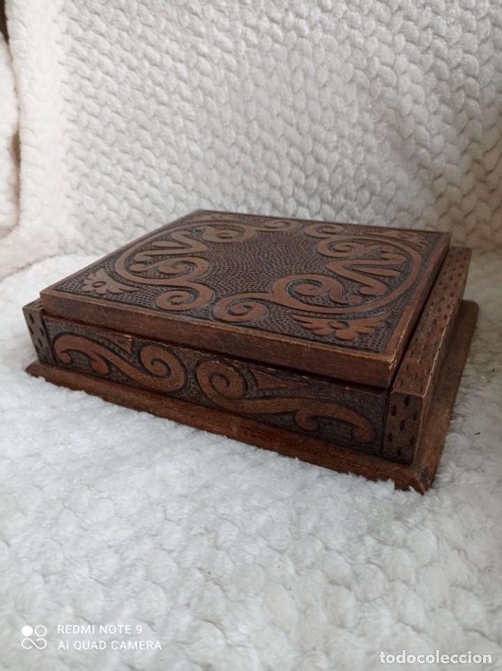 Antigüedades: Antigua caja joyero madera labrada. 23 x 18 cm - Foto 1 - 239814420