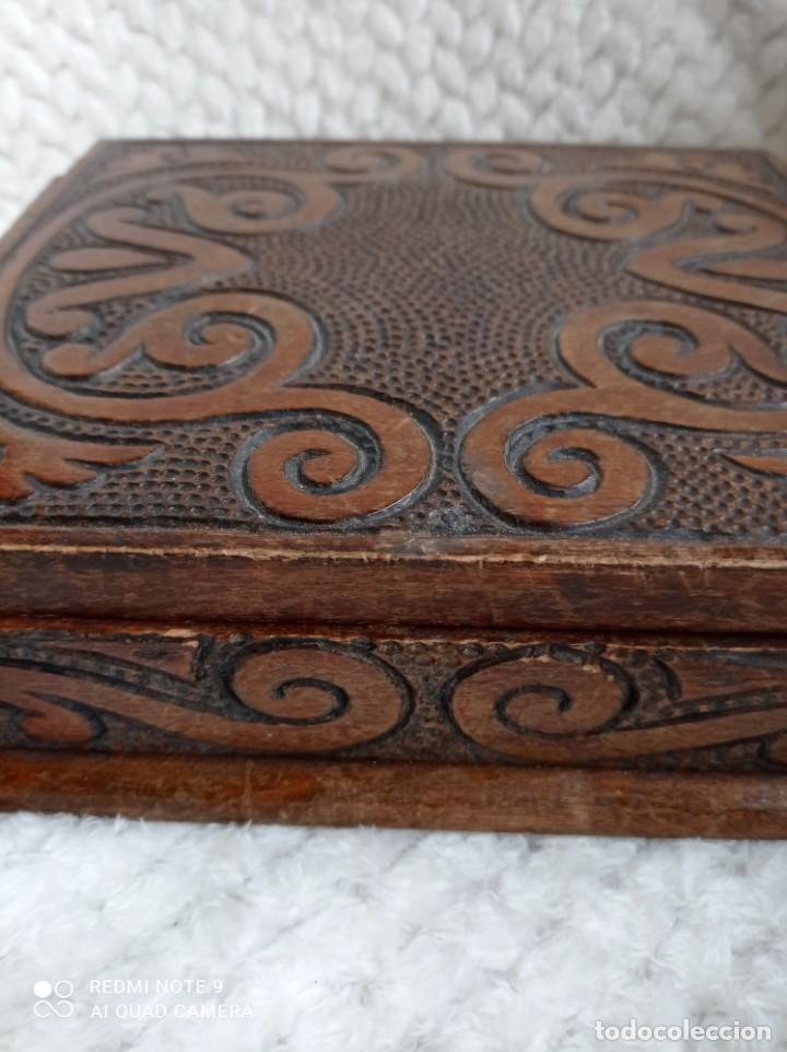 Antigüedades: Antigua caja joyero madera labrada. 23 x 18 cm - Foto 3 - 239814420