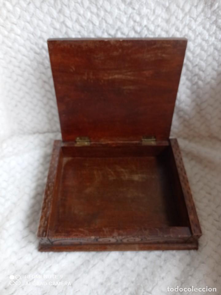 Antigüedades: Antigua caja joyero madera labrada. 23 x 18 cm - Foto 5 - 239814420