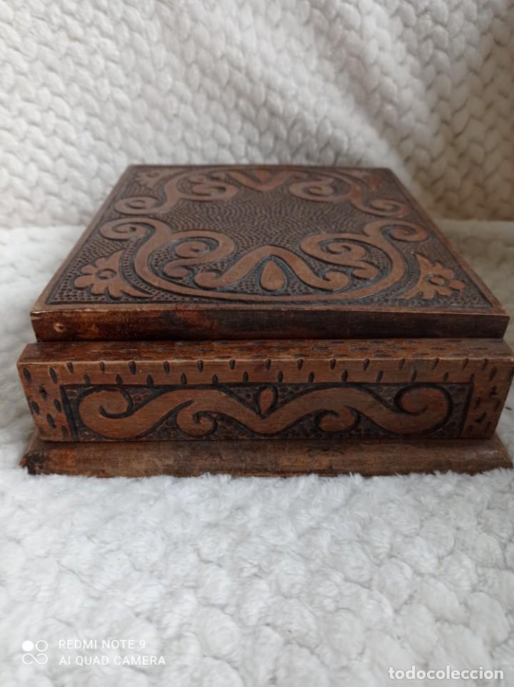 Antigüedades: Antigua caja joyero madera labrada. 23 x 18 cm - Foto 6 - 239814420