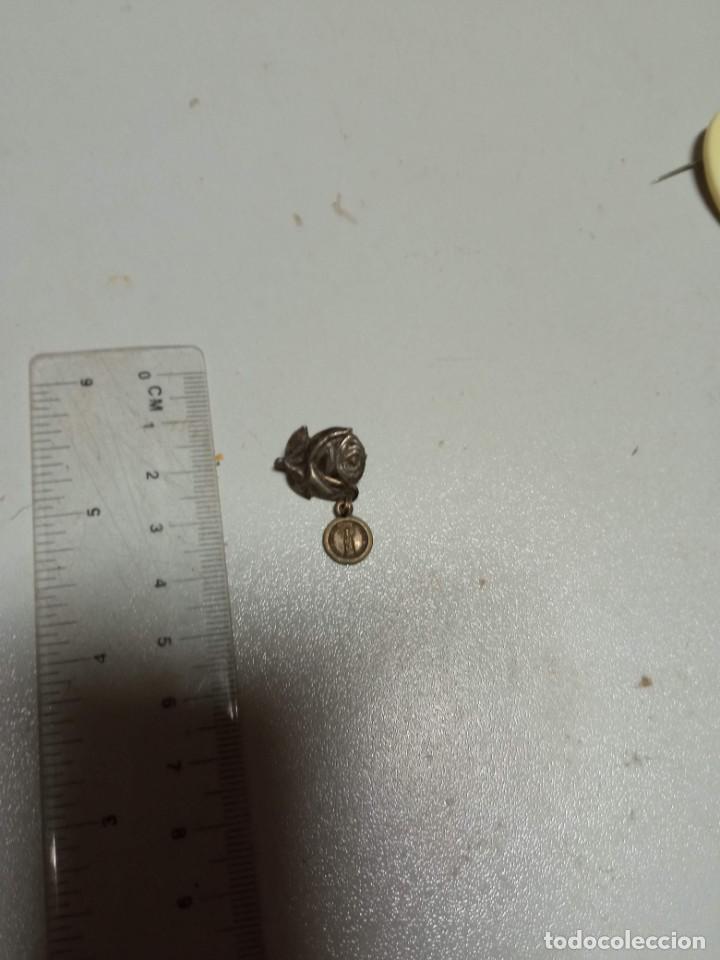 Antig&uuml;edades: Broche de rosa con virgen - Foto 1