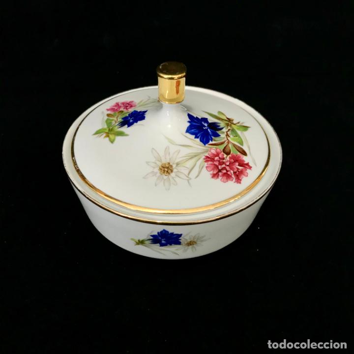 Antigüedades: Bombonera de porcelana con flores y oro. Años 50/60 - Foto 2 - 239993075