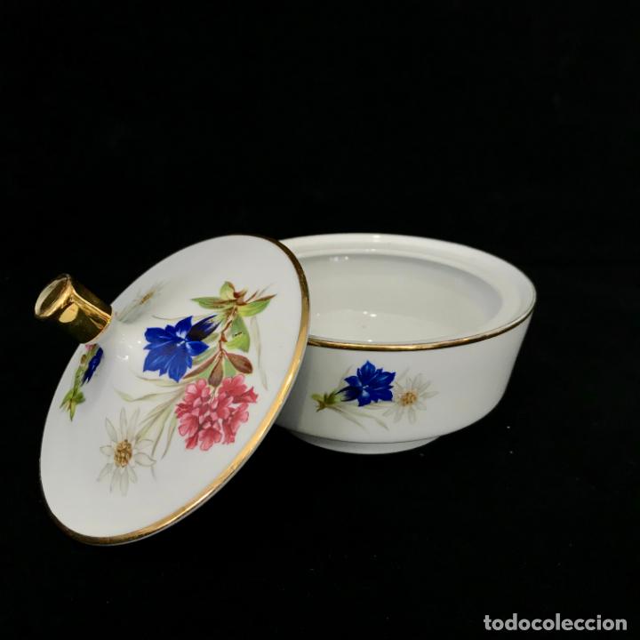 Antigüedades: Bombonera de porcelana con flores y oro. Años 50/60 - Foto 3 - 239993075