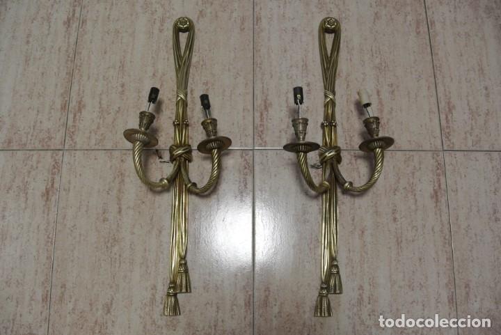 Antig&uuml;edades: PAREJA DE APLIQUE EN BRONCE ESTILO LUIS XVI - Foto 2