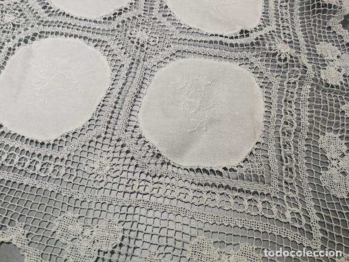 Antig&uuml;edades: GRAN LOTE DE ANTIGUOS PA&Ntilde;ITOS DE CROCH&Eacute; - Foto 17