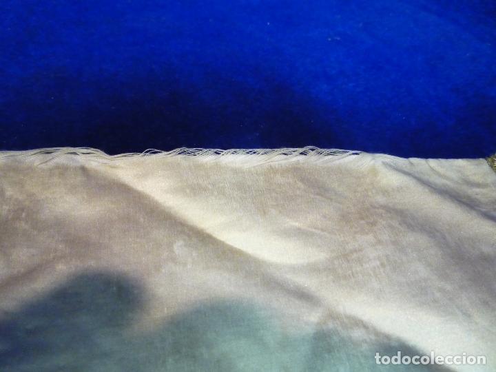 Antig&uuml;edades: CUBRE CALIZ SEDA BORDADA EN ORO - Foto 5