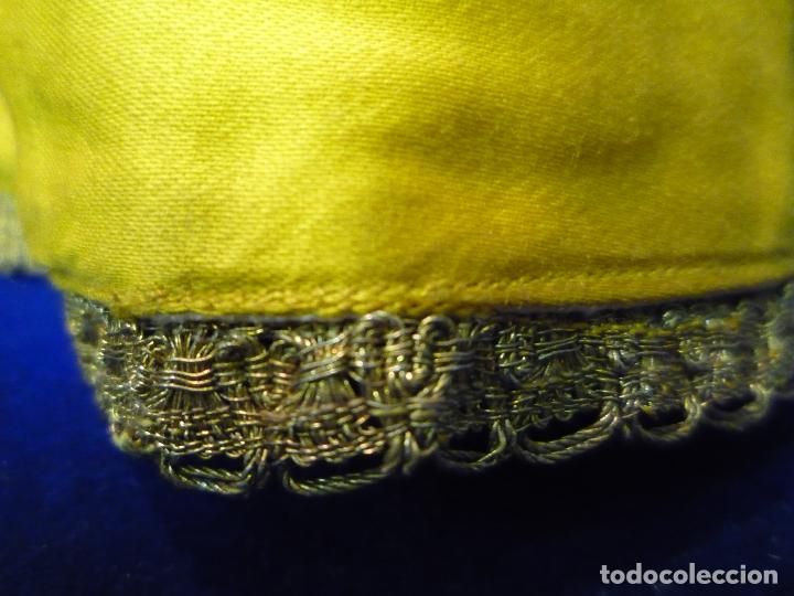 Antig&uuml;edades: CUBRE CALIZ SEDA BORDADA EN ORO - Foto 7