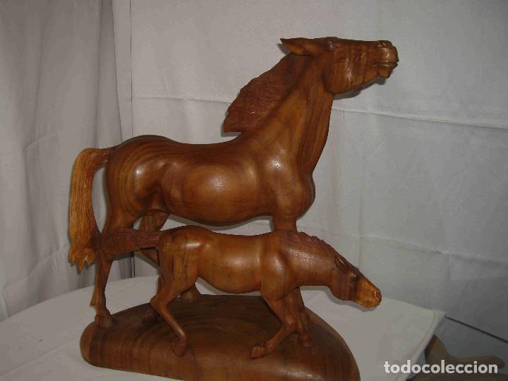 Antig&uuml;edades: TALLA MADERA CABALLO Y POTRILLO - Foto 1