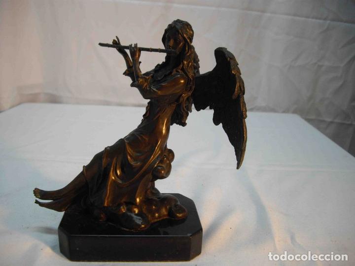 Antig&uuml;edades: FIGURA BRONCE MUJER ALADA FLAUTA - Foto 1