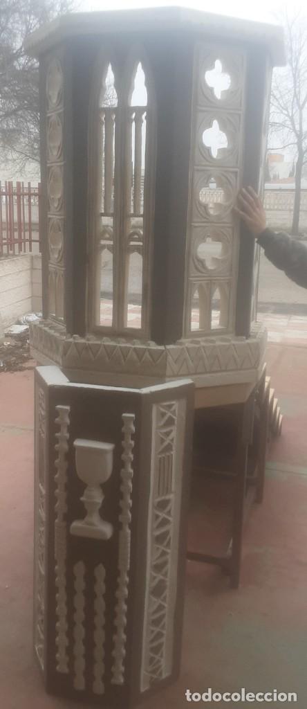 Antiguidades: P&uacute;lpito religioso. Tribuna. Fabricada en poliestireno. Con escalera incluida.